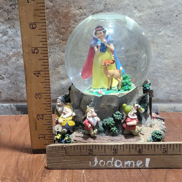 Vintage Walt Disneys Snow White and the Seven Dwarfs Heigh Ho Musical Snow Globe - Picture 9 of 10